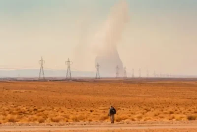 Planta industrial en un paisaje desértico