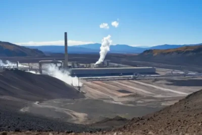 Central geotérmica en un paisaje volcánico