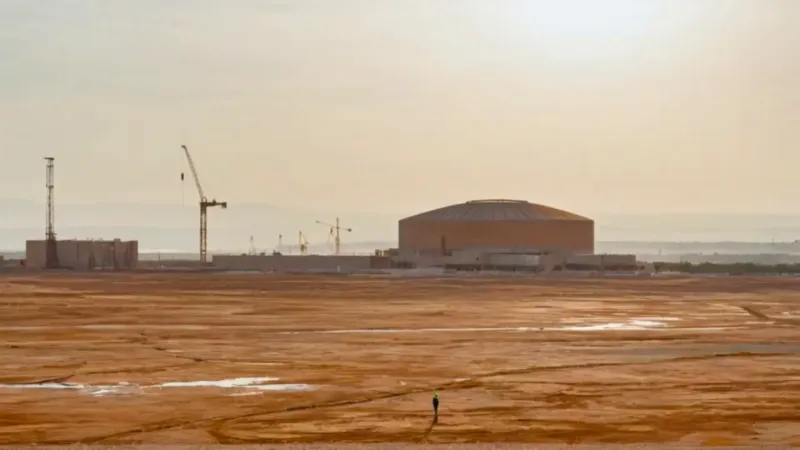 La cúpula abandonada domina el paisaje desolado