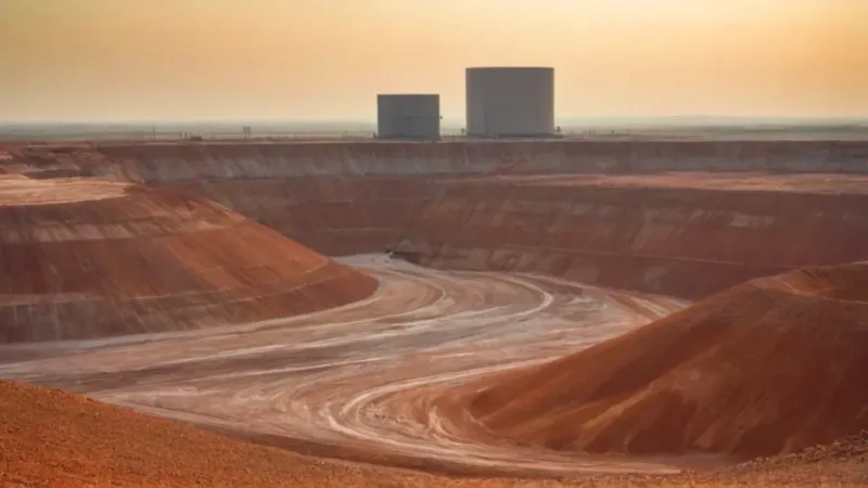 Un hombre contempla la inmensa cantera