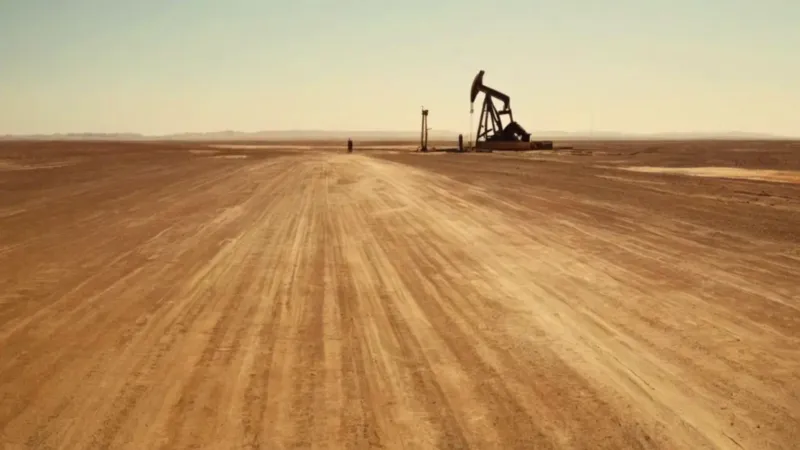 Extracción de petróleo en un paisaje desolado
