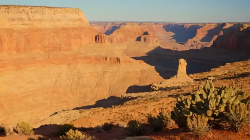 Un explorador ante la inmensidad del cañón