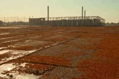 Un solitario operario en un vasto complejo industrial