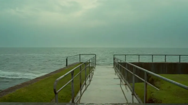 Un hombre solitario observa la inmensa presa