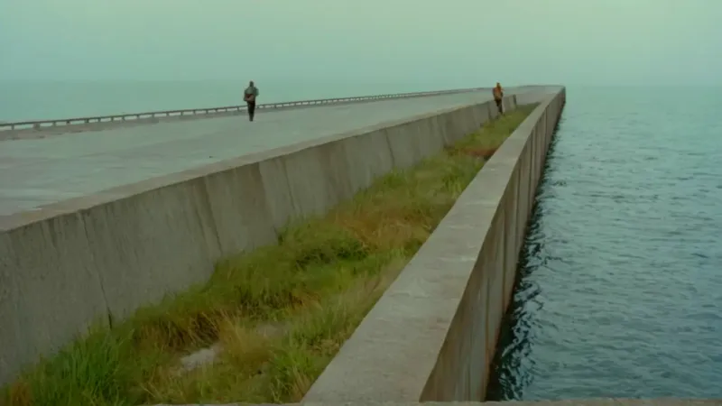 Un dique inmenso contiene el mar y un hombre