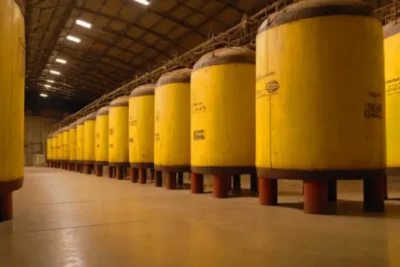 Una figura solitaria en un inmenso hangar