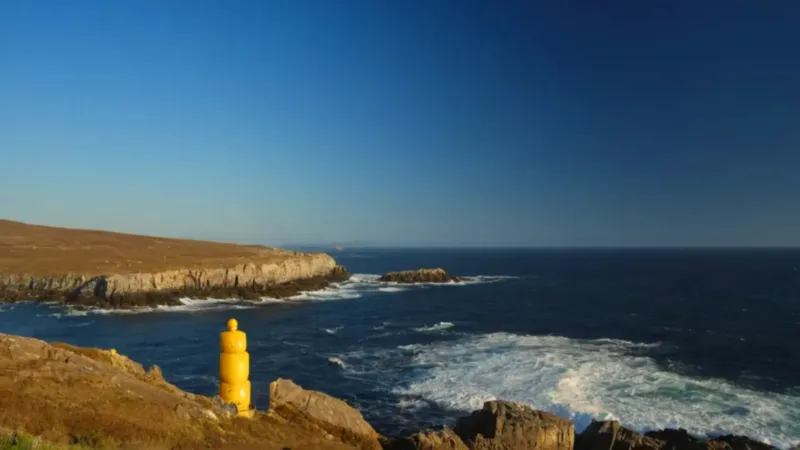 Figura solitaria ante el mar resplandeciente